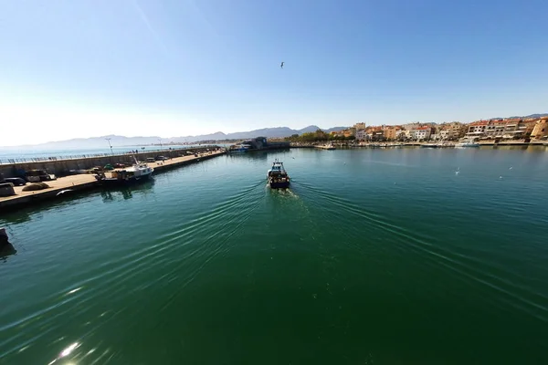 Limana güzel zümrüt suyuyla giren bir gemi.