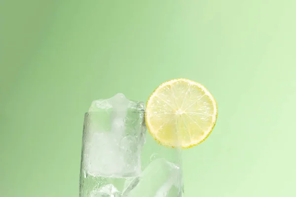Κρύο Ποτήρι Γεμάτο Πάγο Μια Φέτα Λάιμ Στο Πράσινο — Φωτογραφία Αρχείου