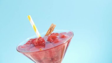 Moda bir bardakta yaz ahududu içeceği