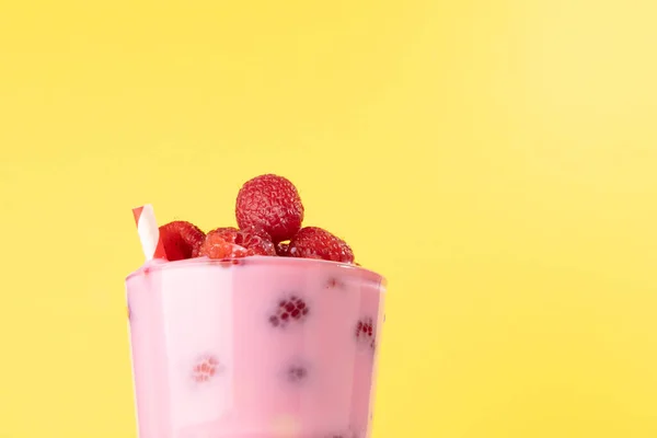 健康的夏季饮品 浆果奶昔或冰沙 — 图库照片