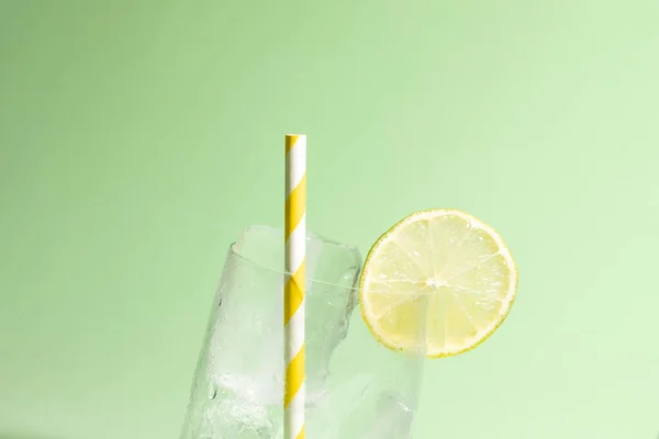 Vidro Frio Cheio Gelo Com Uma Fatia Limão Uma Palha — Fotografia de Stock