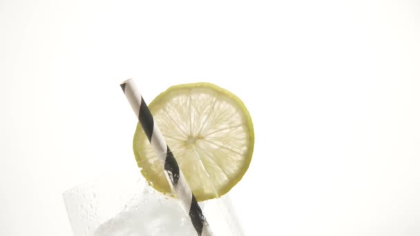 Verre Frais Avec Glaçons Citron Vert Sur Blanc Une Paille — Video