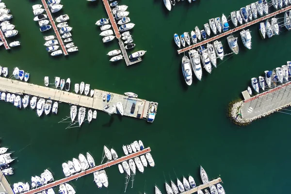 Yat limanı. Yat ve yelkenli rıhtıma demir attı.