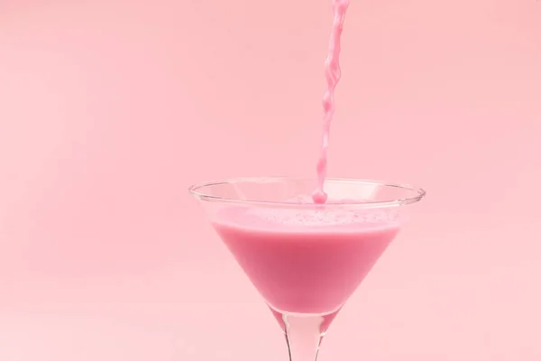 Milkshake Aux Fraises Isolé Sur Rose Pastel — Photo