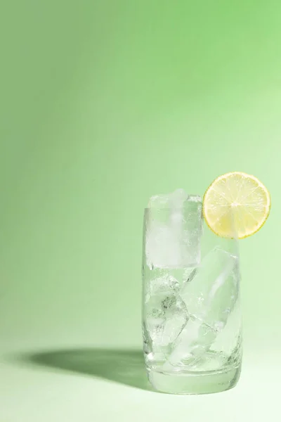 加冰的冷玻璃杯 绿色的石灰片 — 图库照片