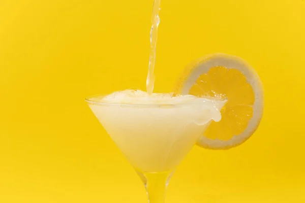 Frutos Frescos Verão Água Limonada Com Limão Sobre Fundo Amarelo — Fotografia de Stock