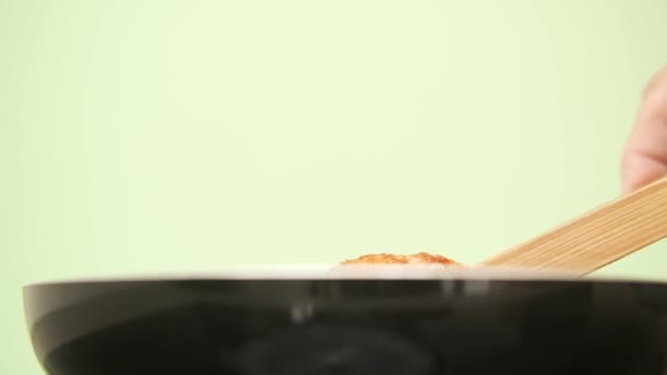 木のピンセットをフライパンに入れたコロッケ — ストック動画