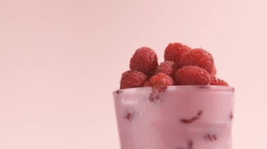 Sağlıklı yaz içeceği, dutlu milkshake veya smoothie