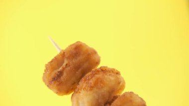 kroket sarı arkaplanda dönüyor
