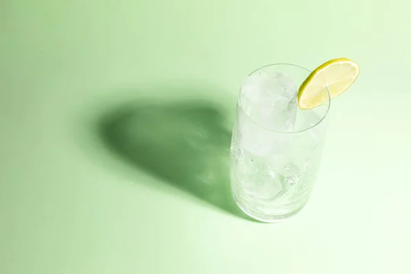Yeşil Limonlu Buzla Dolu Soğuk Bir Bardak — Stok fotoğraf
