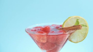 Moda bir bardakta yaz ahududu içeceği