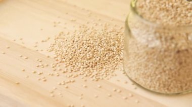 Seçici odak cam kasede karışık çiğ kinoa