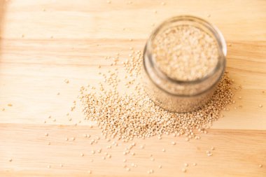 Seçici odak cam kasede karışık çiğ kinoa