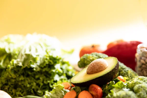 Sağlıklı vejetaryen yemeği. Sarı arka planda taze sebzeler. Detoks diyeti.