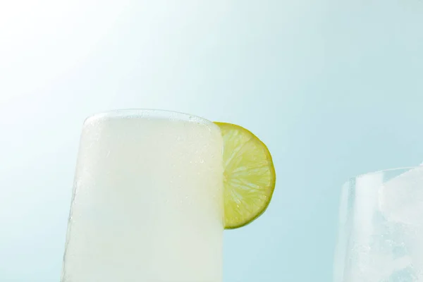 Limonade Mit Limetten Auf Cyan Hintergrund — Stockfoto