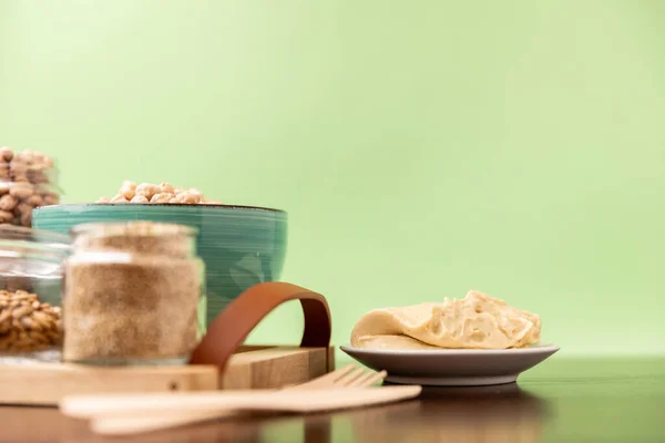 Tahta bir masada kasede klasik humus..