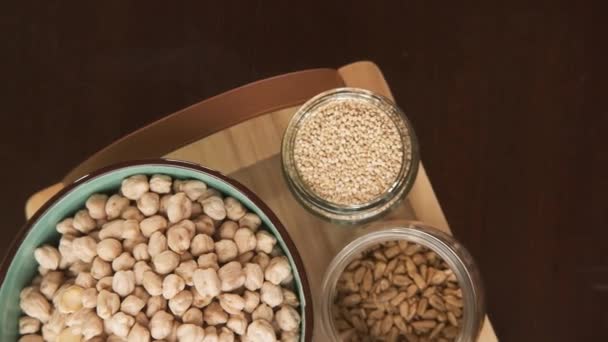 木製のテーブルの上のひよこ豆のボウル — ストック動画