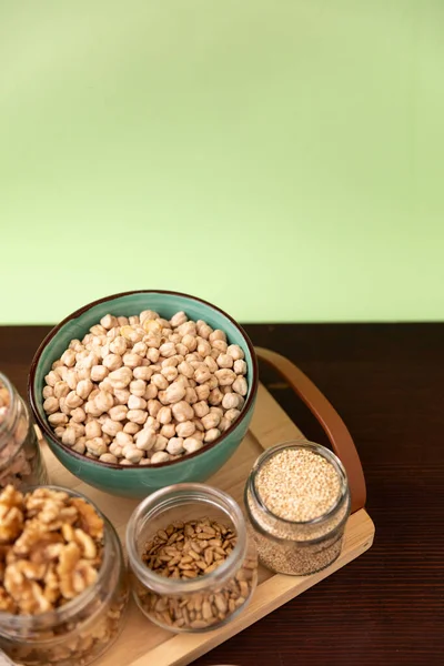 Tahta masada bir kase nohut.