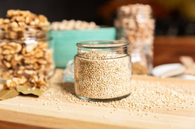 Kırsal masada karışık fındıklı kase.