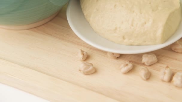 Hummus Clássico Boliche Uma Mesa Madeira — Vídeo de Stock