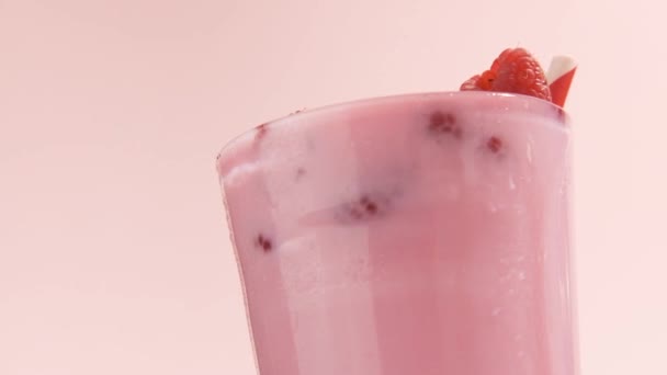 健康的夏季饮品 浆果奶昔或冰沙 — 图库视频影像