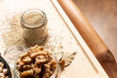 Arka planda karışık fındıklı kase.