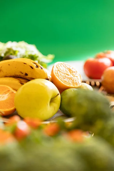 Sağlıklı vejetaryen yemeği. Yeşil arka planda taze sebze ve meyve. Detoks diyeti.