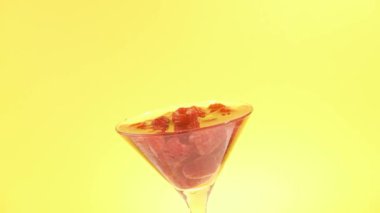 Moda bir bardakta yaz ahududu içeceği