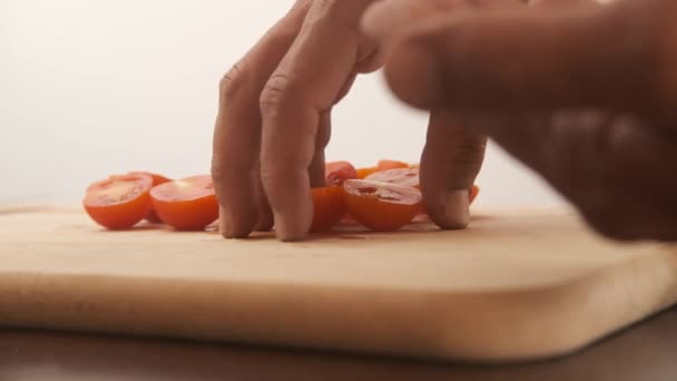 Black Laki Laki Mengambil Tomat Ceri Papan Kayu Latar Putih — Stok Video