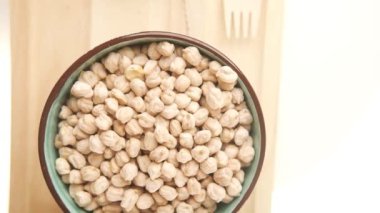 Tahta bir masada kasede klasik humus..