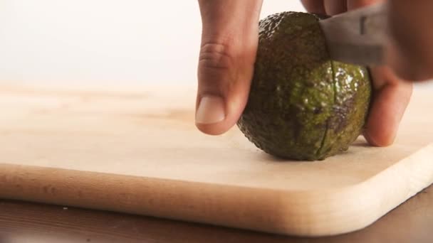Чорні Чоловічі Руки Розрізають Авокадо Шматки — стокове відео