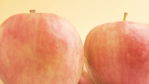 Roter Apfel Auf Gelbem Hintergrund Biolebensmittel Gesunde Ernährung — Stockvideo