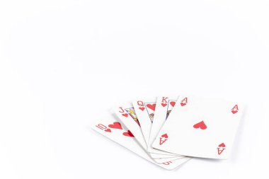 beyaz arkaplanda poker kartları oynanıyor