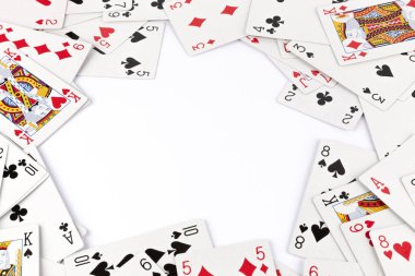 Beyaz üzerine poker kartları arkaplanı