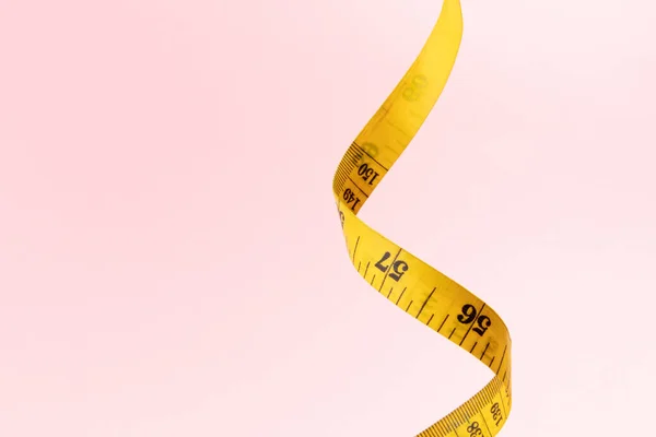 ピンクの黄色の測定テープ — ストック写真