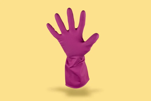 交上用黄色隔离的彩色清洁剂手套 — 图库照片