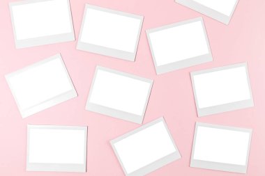 Pembe arkaplanda anlık resim çerçevesi