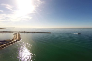 Akdeniz 'deki kumsalın insansız hava aracı görüntüleri.