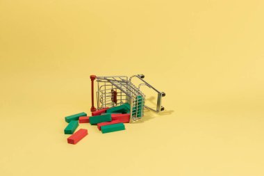 Sarı arka planda alışveriş arabasından düşen Japon mumları. borsa.