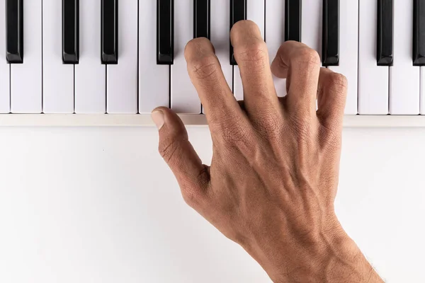 Mão Masculina Preta Tocando Piano Vista Superior — Fotografia de Stock