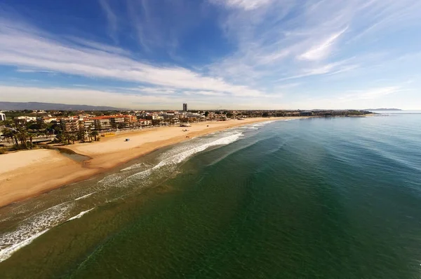 Akdeniz 'deki kumsalın insansız hava aracı görüntüleri.