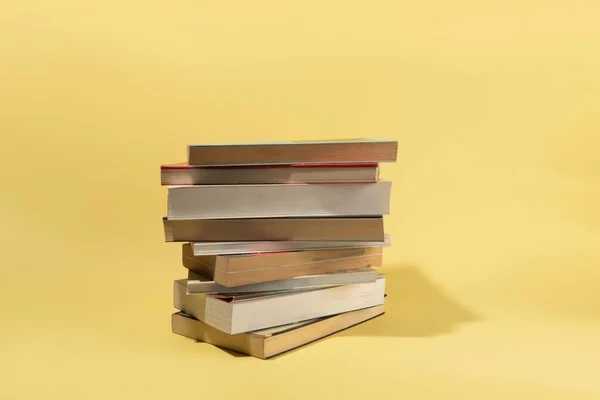 Ein Gehirn Eine Glühbirne Und Bücher Auf Gelbem Hintergrund Kreatives — Stockfoto
