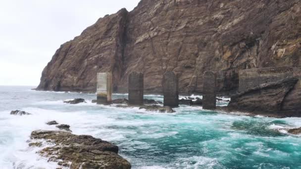 Aerial Cenital Shot Waves Crashing Rocks Ancient Structure Gomera Island — Vídeo de Stock