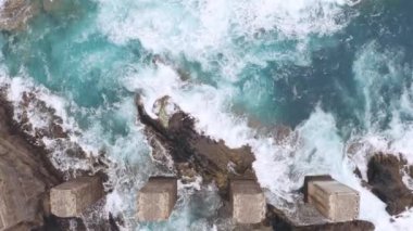 İspanya 'nın La Gomera Adası' ndaki eski yapısıyla kayalara çarpan dalgaların merkezî görüntüsü.