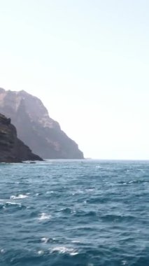La Gomera adasındaki kayalık kayalıklar dikey video