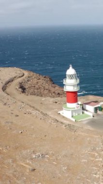 İspanya 'daki La Gomera, Kanarya Adaları' ndaki uçurumun kenarındaki Aydınlık Ev 'in Hava Görüntüsü.