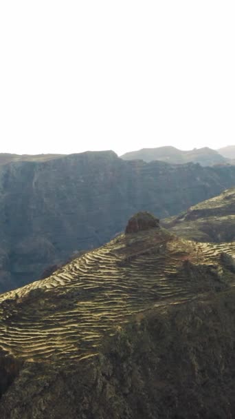 有梯田的岩石山丘的无人驾驶飞机镜头 — 图库视频影像
