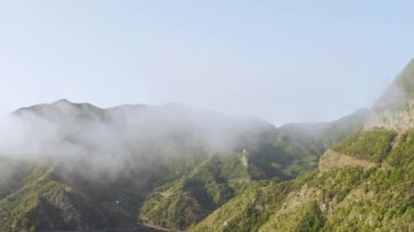 Hava aracı görüntüleri La Gomera Adası 'ndaki alçak bulutlarda yavaşça uçuyor.