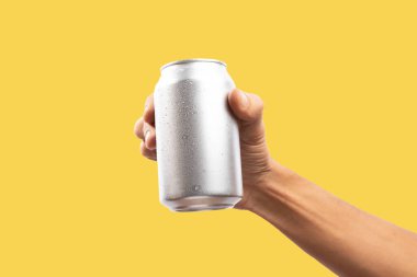 Alüminyum kutu tutan adam izole edilmiş.