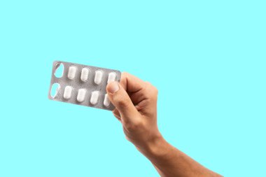 İzole edilmiş ellerde su toplayan haplar.